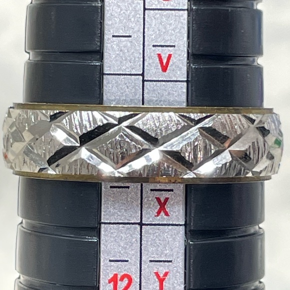 Silver Tone Diamond-Cut Band Ring Etched Geometric Pattern Sample brass Ring 10 - Picture 5 of 9